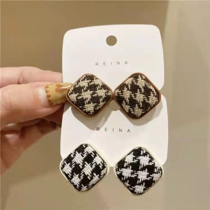 Textured Retro Stud Earrings – Elegant Metal Earrings